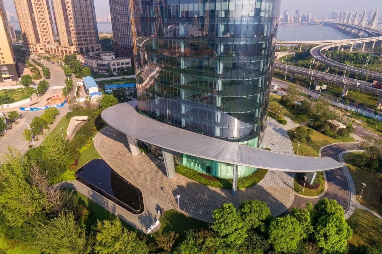 南昌新力中心塔樓直接落地，無裙房