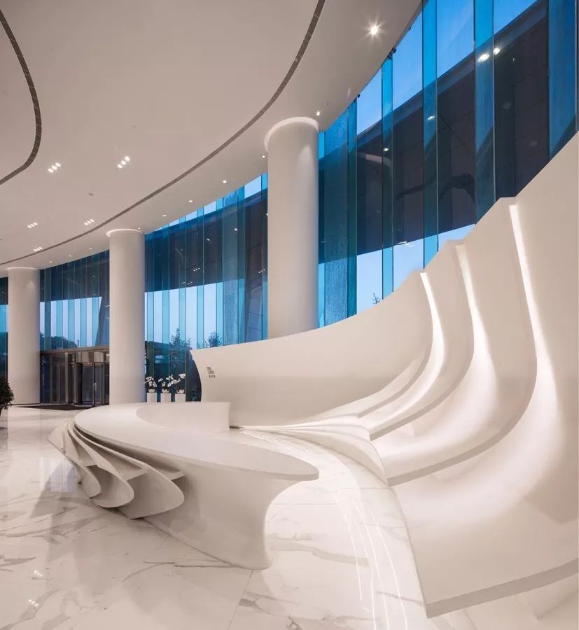 新力地產(chǎn)與天華為南昌新力中心打造了4.2m高闊層高、地下雙層超大專屬車庫