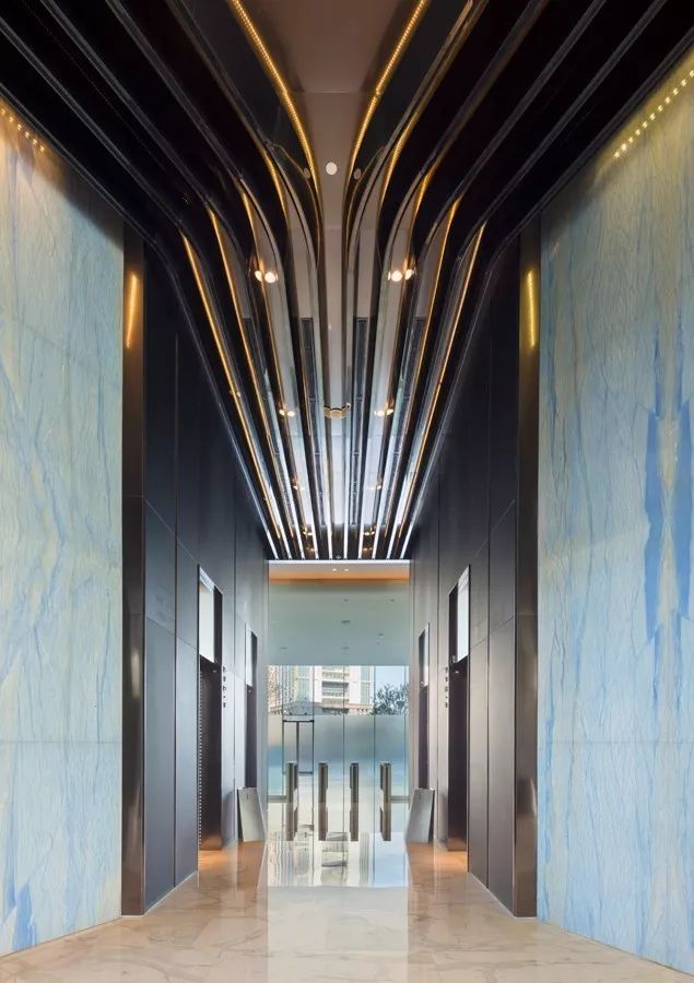 新力地產(chǎn)與天華為南昌新力中心打造了4.2m高闊層高、地下雙層超大專屬車庫