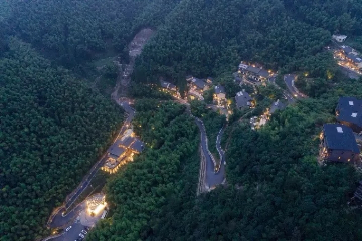 裸心堡采用了輕質(zhì)結(jié)構(gòu)、符合山地的吊腳樓結(jié)構(gòu)