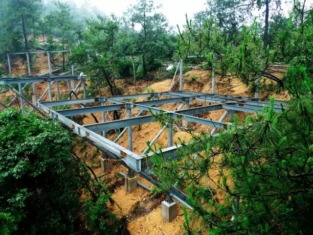 裸心堡采用了輕質(zhì)結(jié)構(gòu)、符合山地的吊腳樓結(jié)構(gòu)